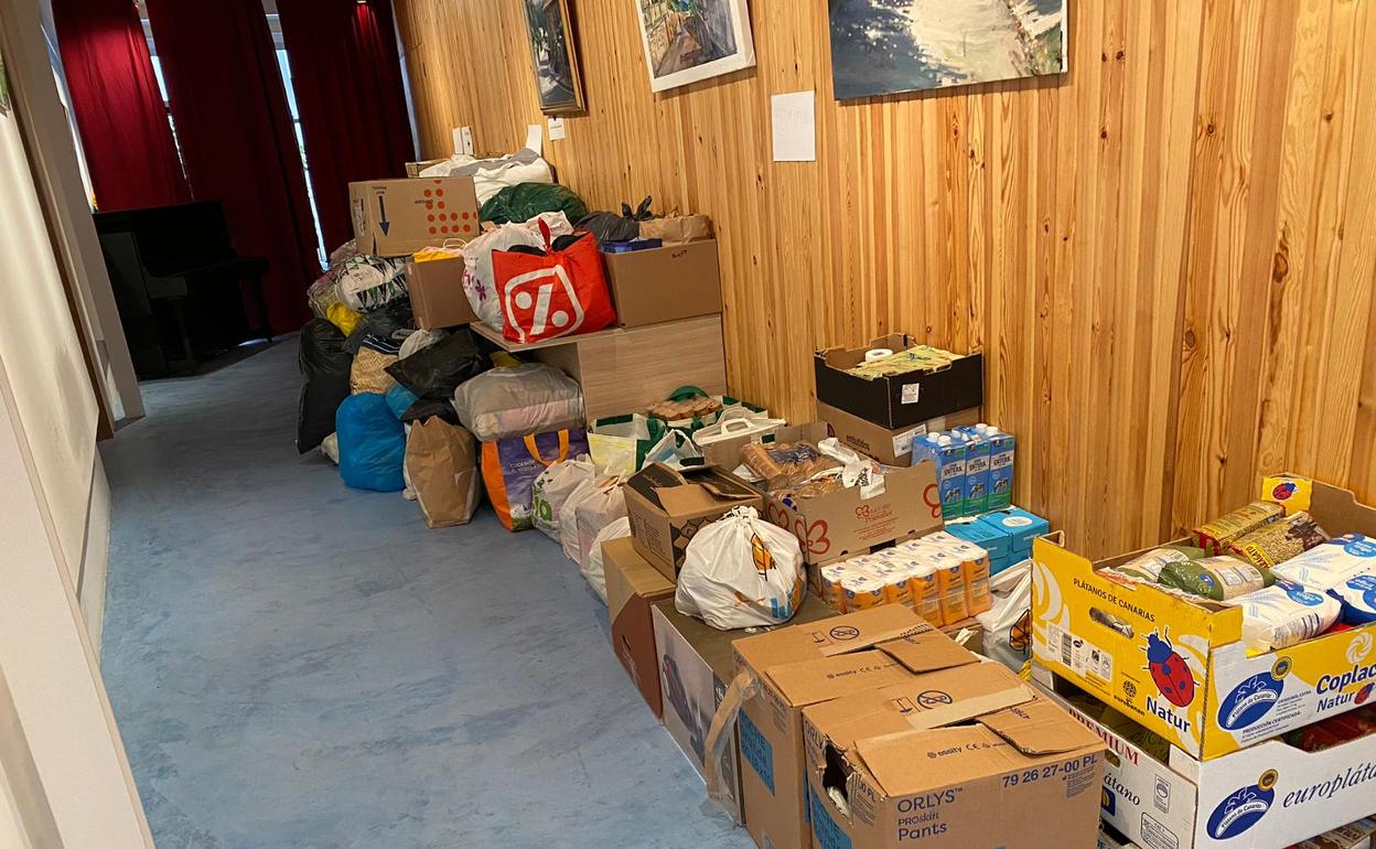 Los vecinos han dejado una gran cantidad de los productos demandados en la oficina de turismo 