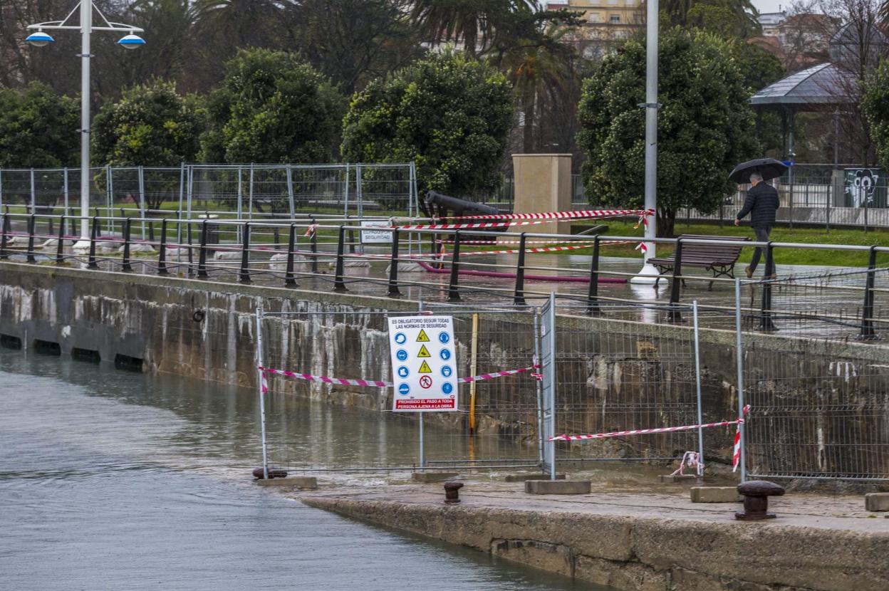 La estructura del Muelle de Maura, ayer, rodeada de vallas. Los andamios desde los que los operarios rehabilitan los desperfectos están colocados bajo la estructura. 