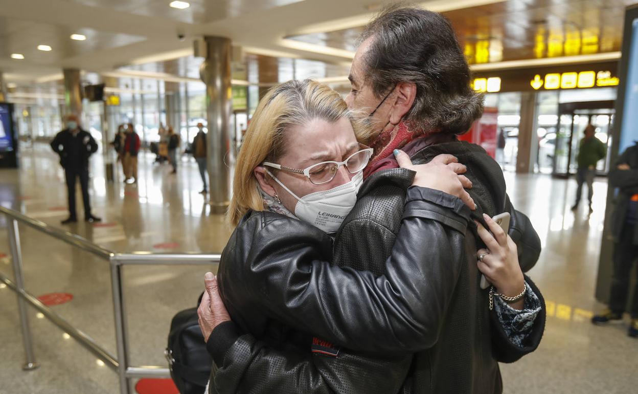 Antonio Rubén de la Fuente abraza a su esposa Elena que ha logrado salir de Ucrania con su hija Verónica