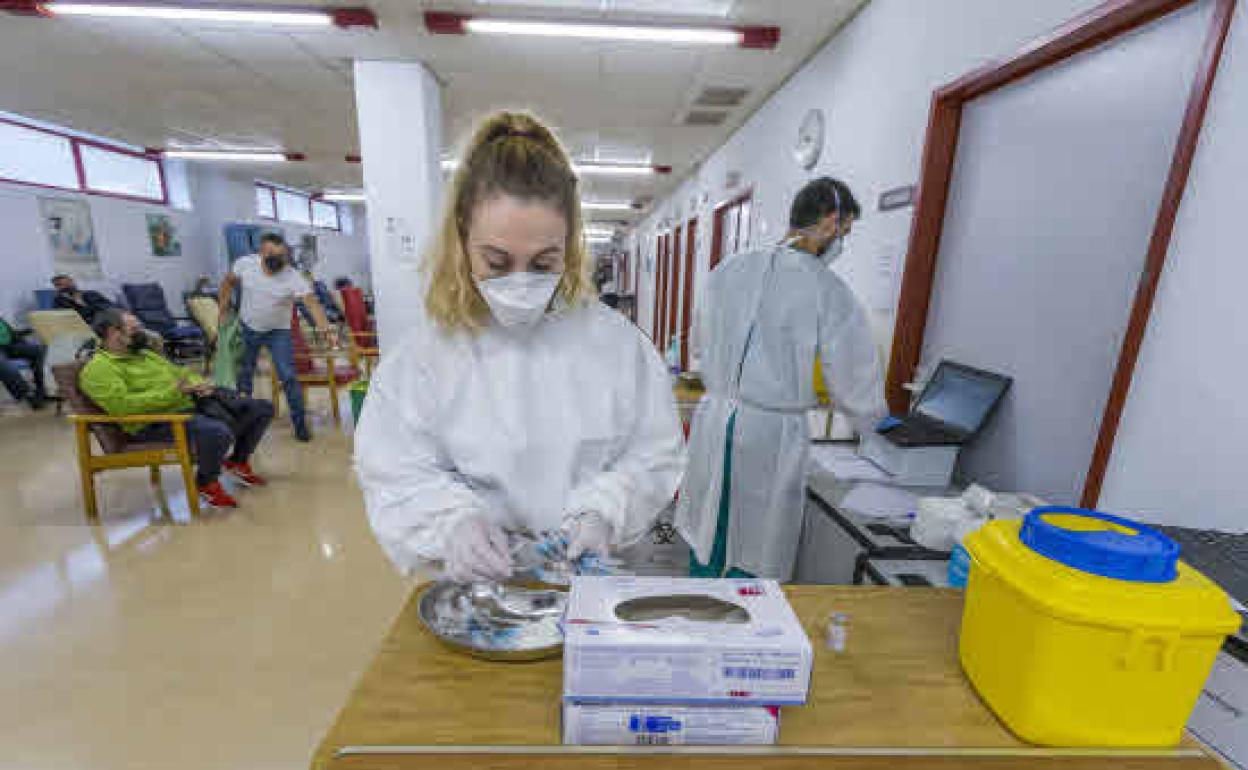 Imagen de archivo de la vacunación en el Hospital de Liencres.