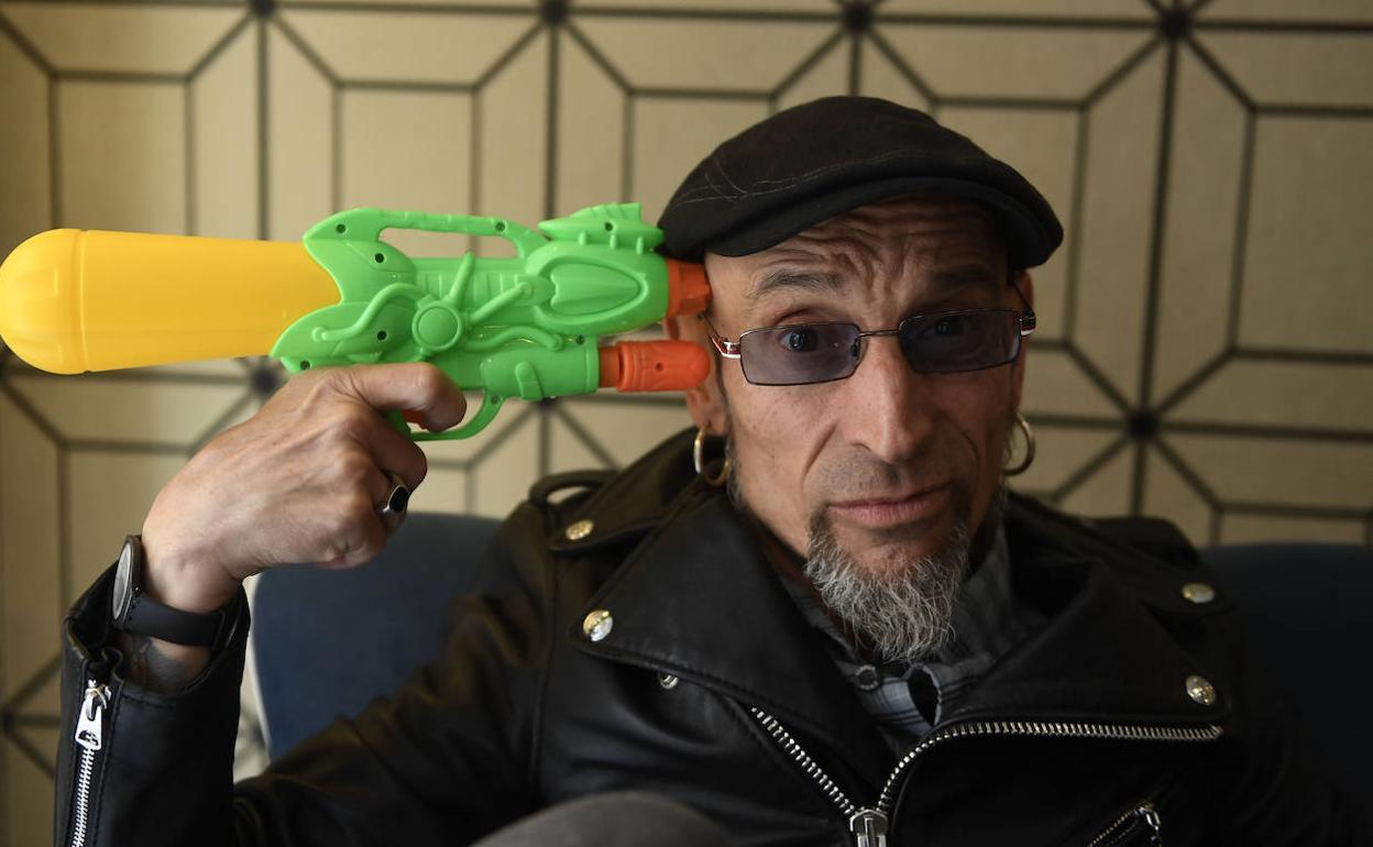 Fito Cabrales, con una pistola de agua.