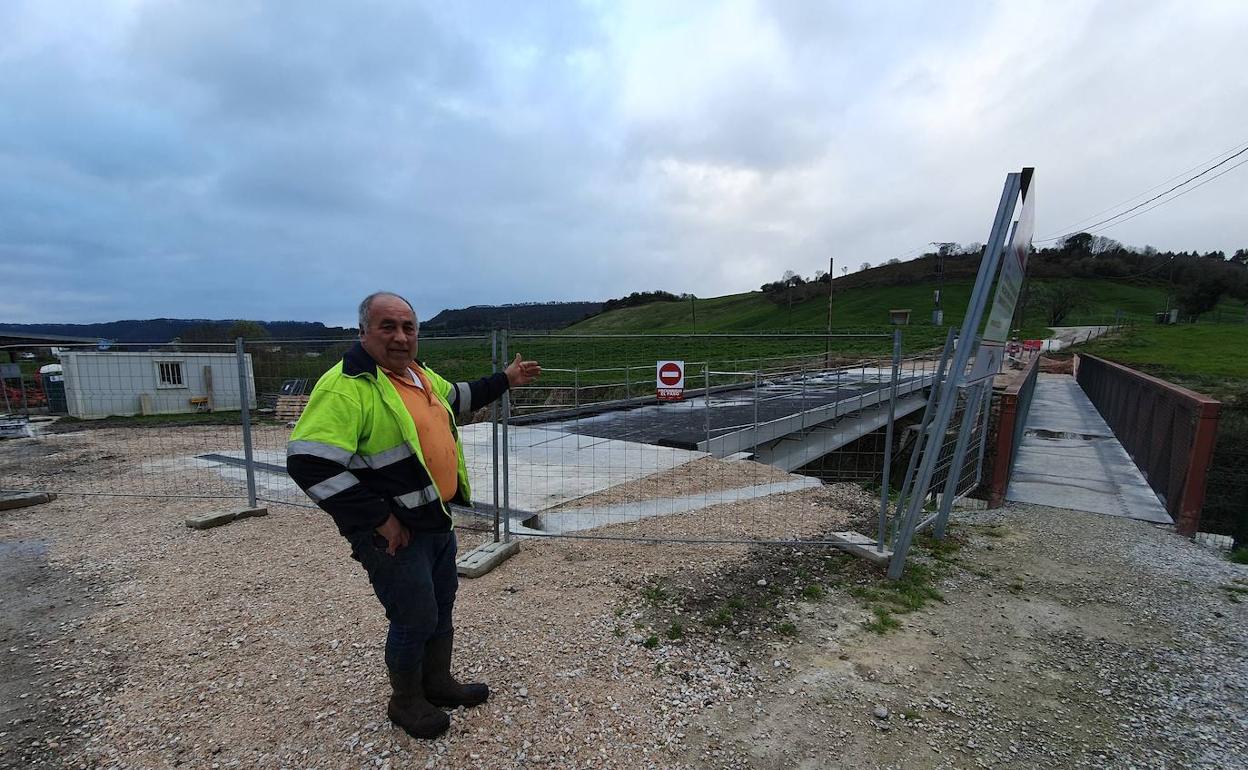 El ganadero Pedro Sañudo señala el nuevo puente.