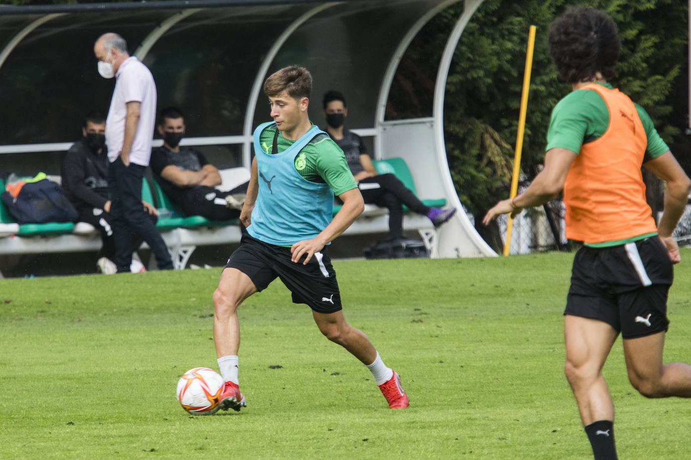 Torre, en un entrenamiento del Racing en las instalaciones Nando Yosu de la Albericia, dirigido por Guillermo Fernández Romo.