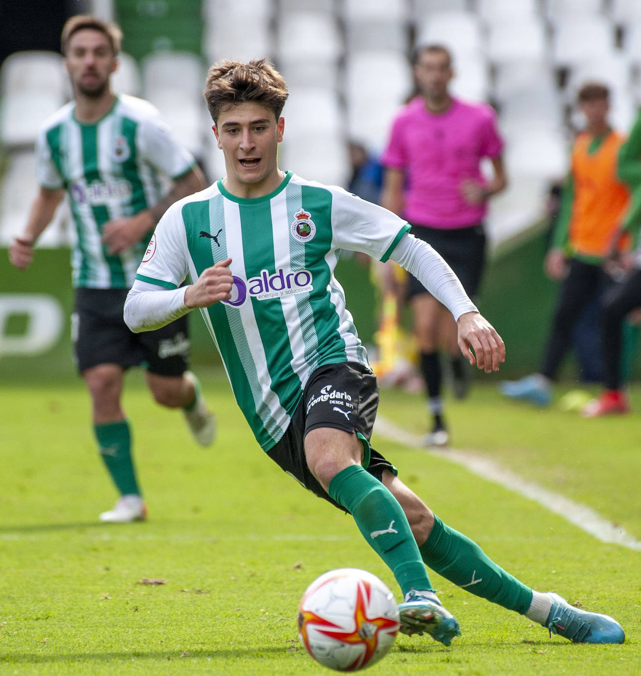 Torre, con el balón pegado a la bota en el partido entre el Racing y el Badajoz disputado en los Campos de Sport de El Sardinero.