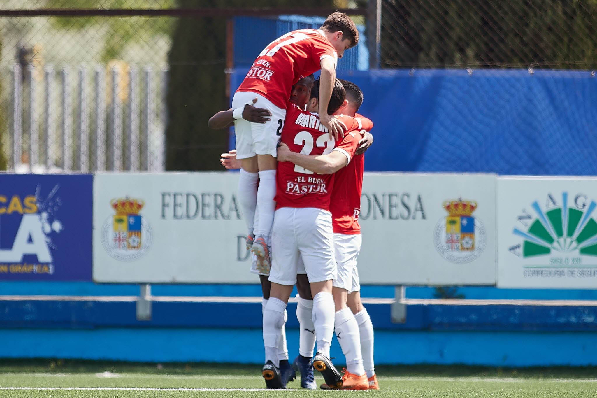 Torre, en lo más alto, celebra un gol en el partido entre el Racing y Club Deportivo Ebro en la temporada 2020-2021