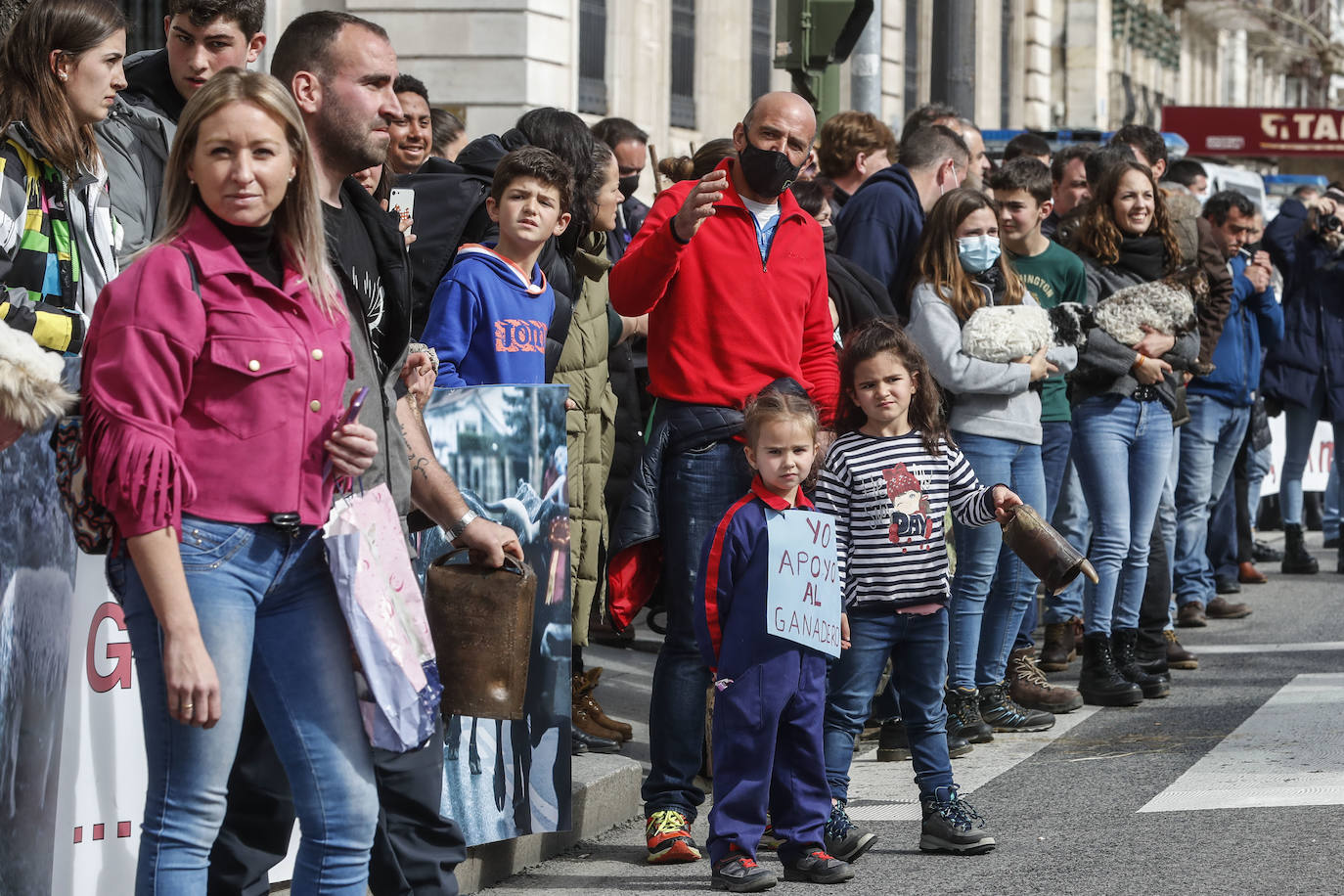 Han portado pancartas que decían 'Detrás de un litro de leche hay una familia', 'Siguen subiendo los costes, acaban con nosotros' y 'Queremos ser ganaderos... si nos dejáis'