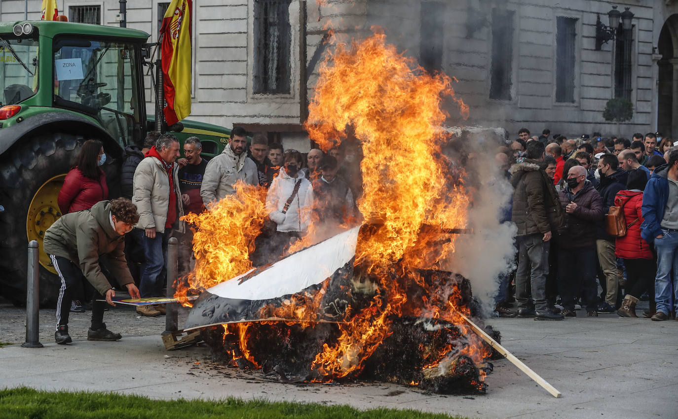 Fotos: Los ganaderos de Cantabria llevan su protesta hasta las calles de Santander