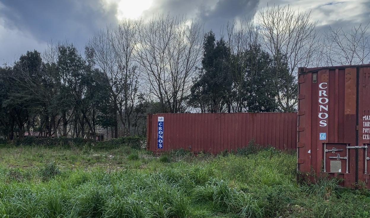 Varios contenedores de obra son los únicos elementos que quedan en el solar donde se ubicaba la casa de Arce. 