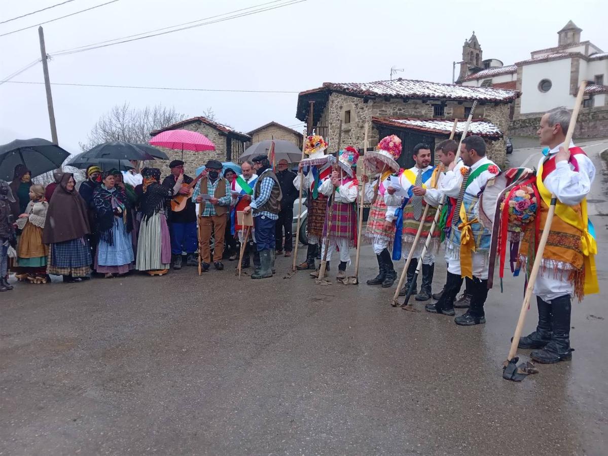 Los tradicionales Zamarrones de Polaciones han vuelto a celebrarse tras dos años de suspensión por la pandemia. 