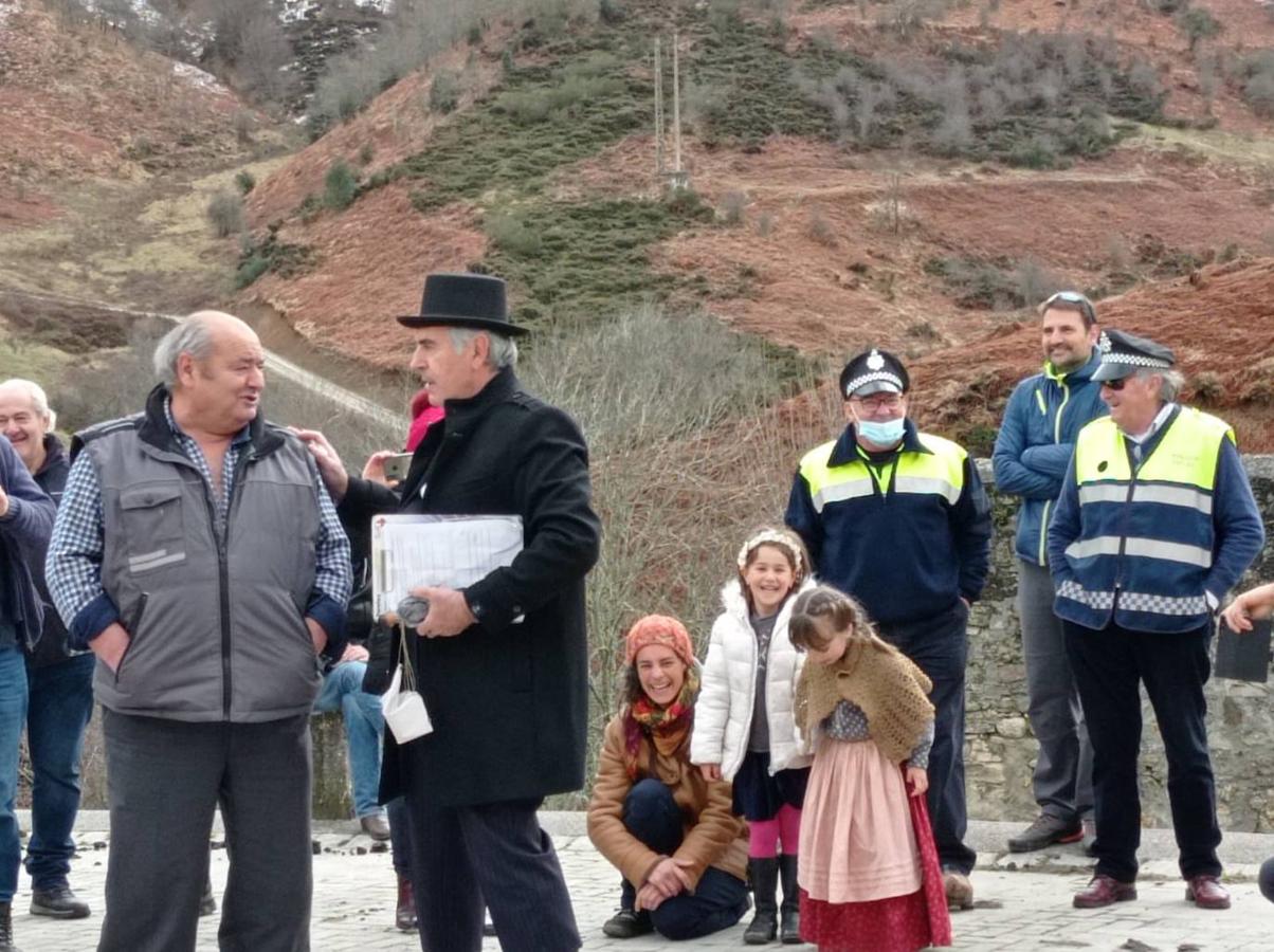 Los tradicionales Zamarrones de Polaciones han vuelto a celebrarse tras dos años de suspensión por la pandemia. 