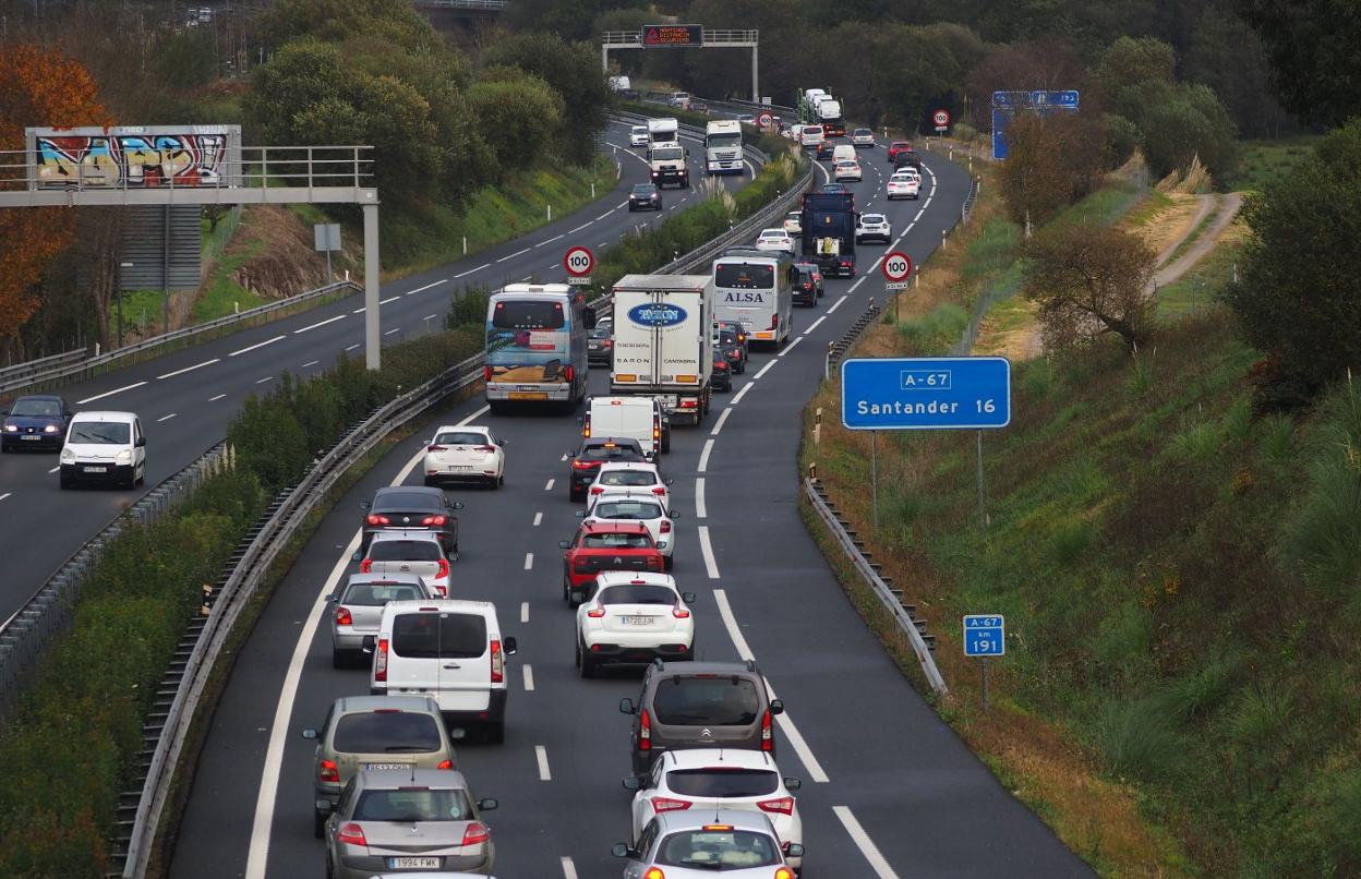 Atasco de vehículos en la A-67, a la altura de Gornazo y en dirección a Santander. 