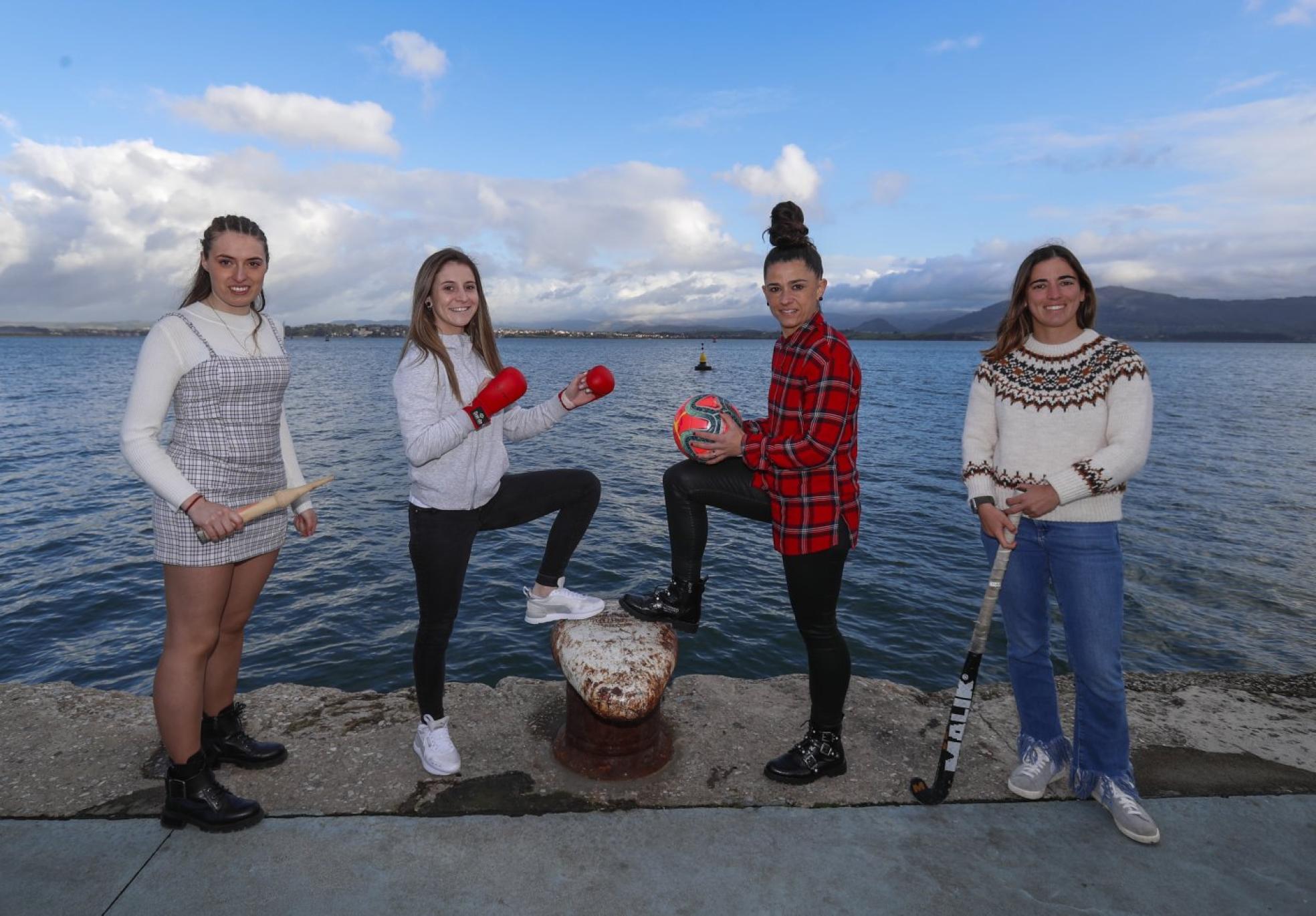 Las deportistas Iris Cagigas, Nadia Gómez, Silvia Martínez y Lucía Castillo posan en el Muelle de Albareda, en el Paseo de Pereda. 