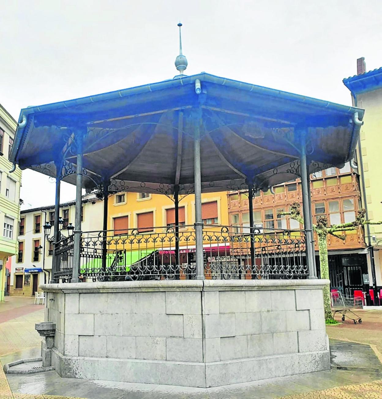 Templete de la música de la Plaza Mayor de Ampuero. 