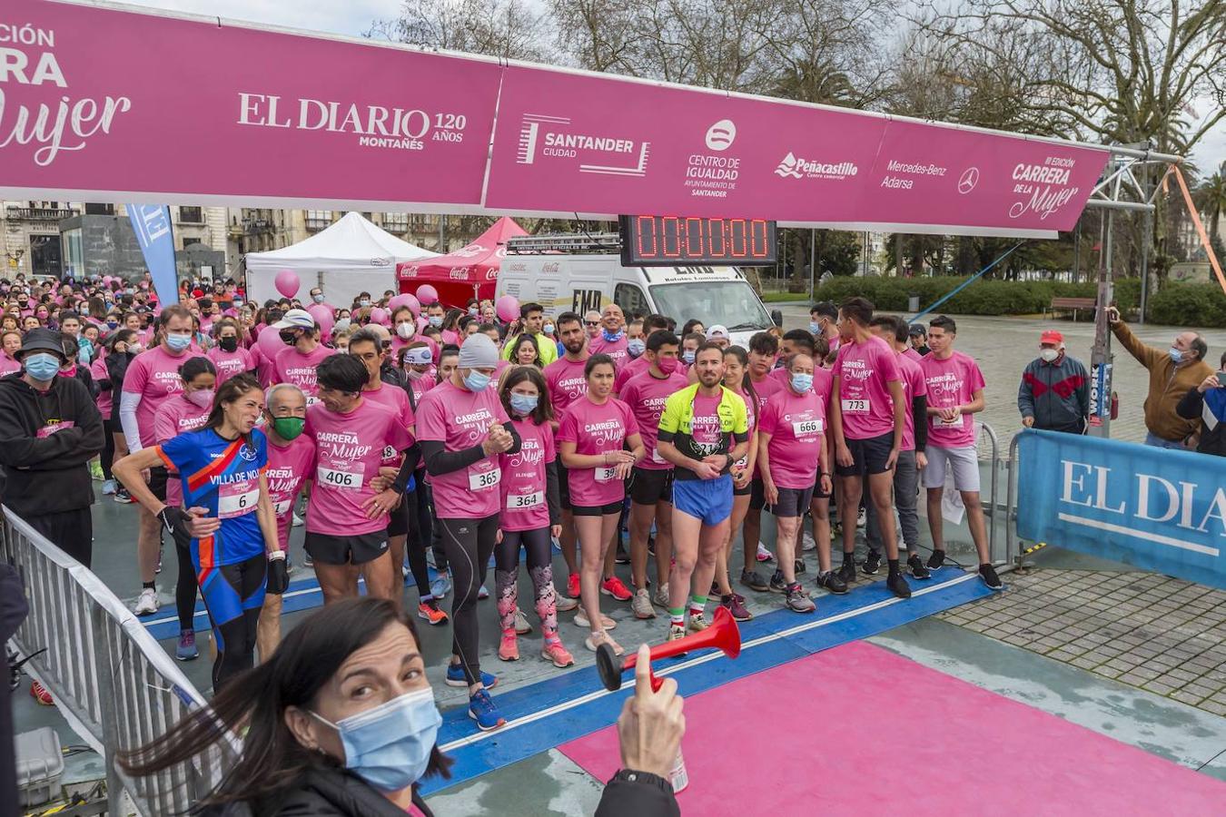 La Carrera de la Mujer ha congregado cerca de 800 personas en Santander. 