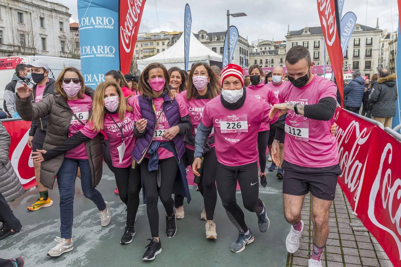 La Carrera de la Mujer ha congregado cerca de 800 personas en Santander. 