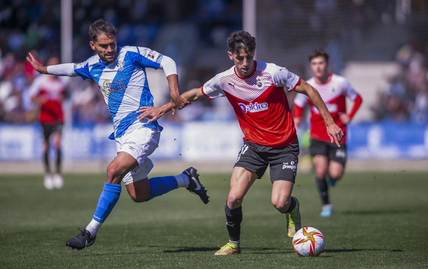 El Racing no pudo pasar del empate frente a un Talavera colista