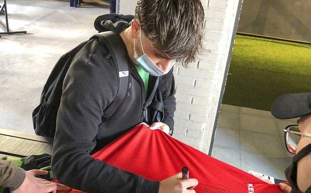 El canterano firmando un autógrafo tras el partido.