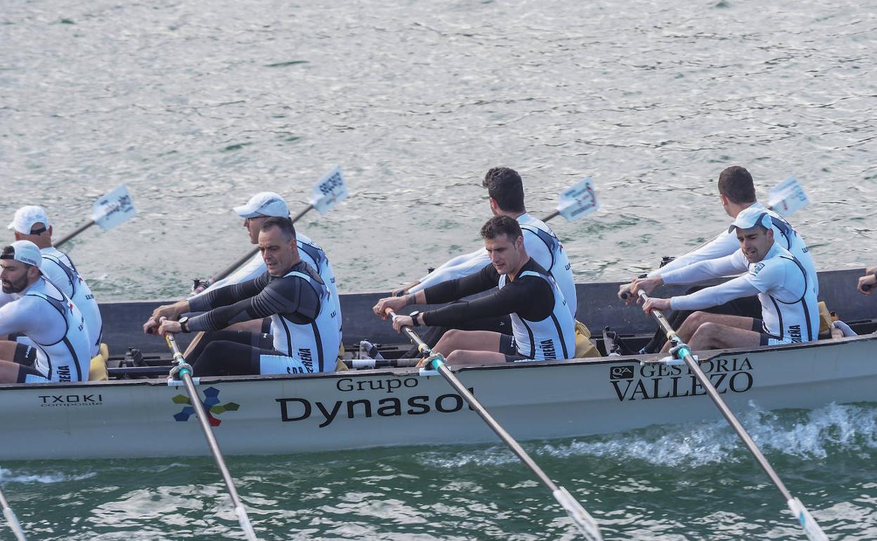 La trainera de Pedreña, este domingo durante eldescenso de Castro Urdiales.