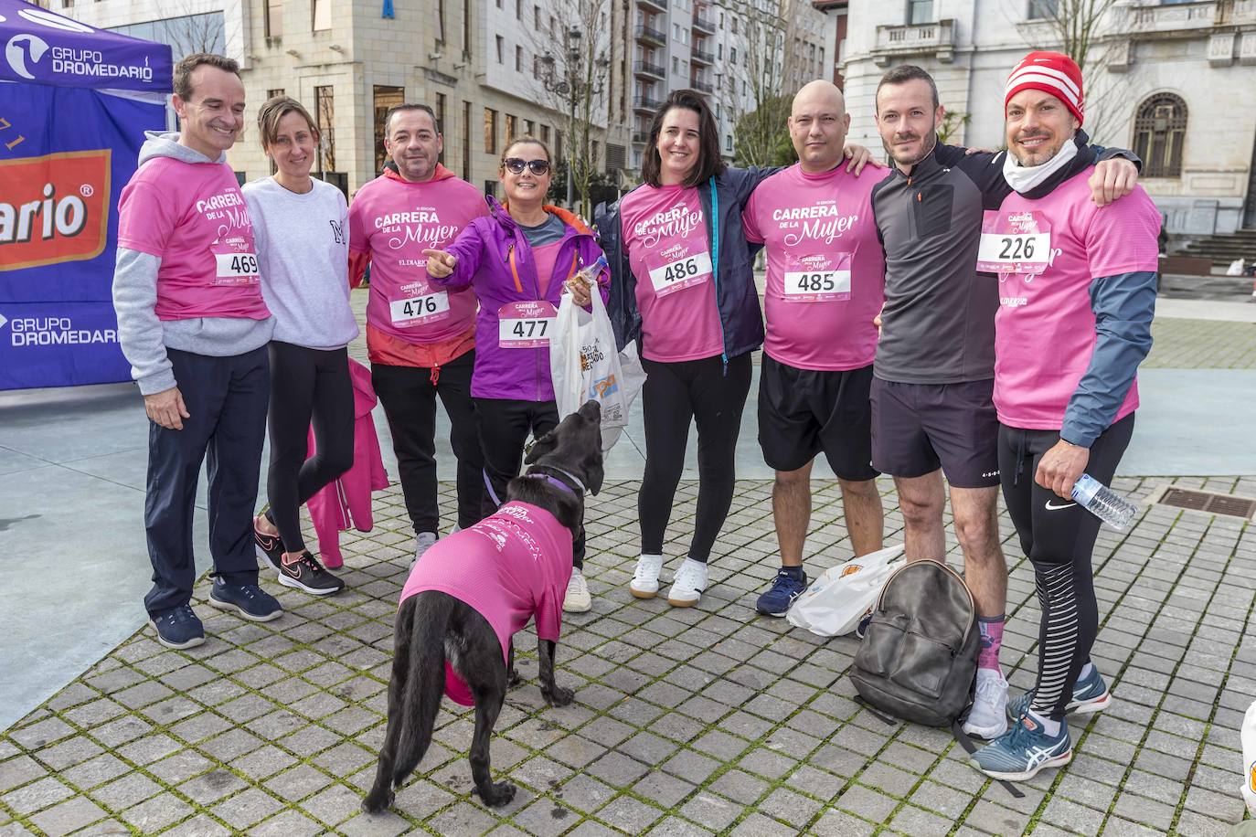 La Carrera de la Mujer ha congregado cerca de 800 personas en Santander. 