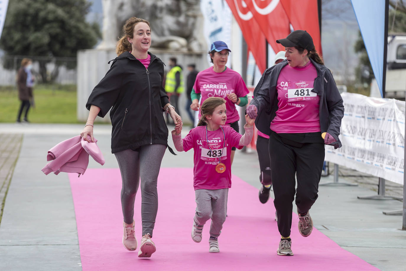 La Carrera de la Mujer ha congregado cerca de 800 personas en Santander. 