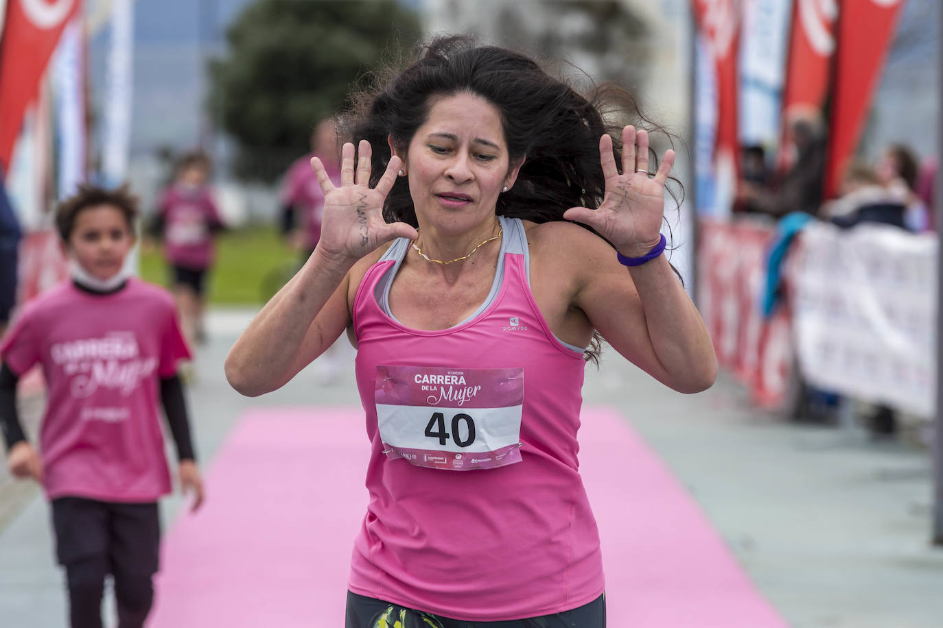 La Carrera de la Mujer ha congregado cerca de 800 personas en Santander. 