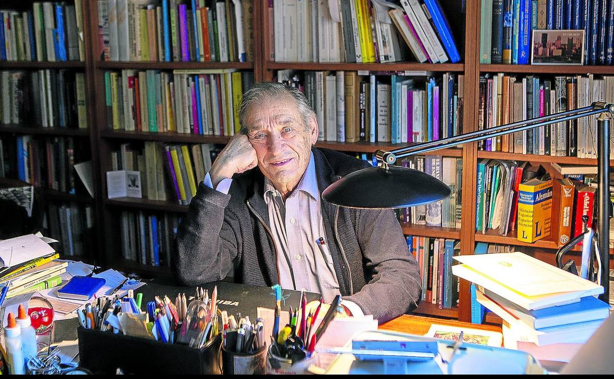 HISTORIADOR. Gabriel Tortella, fotografiado en su casa. 