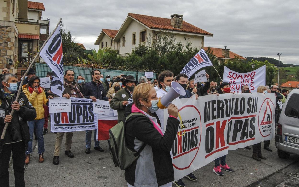 Imagen de una de las manifestaciones contra la ocupación que han tenido lugar en Meruelo. 