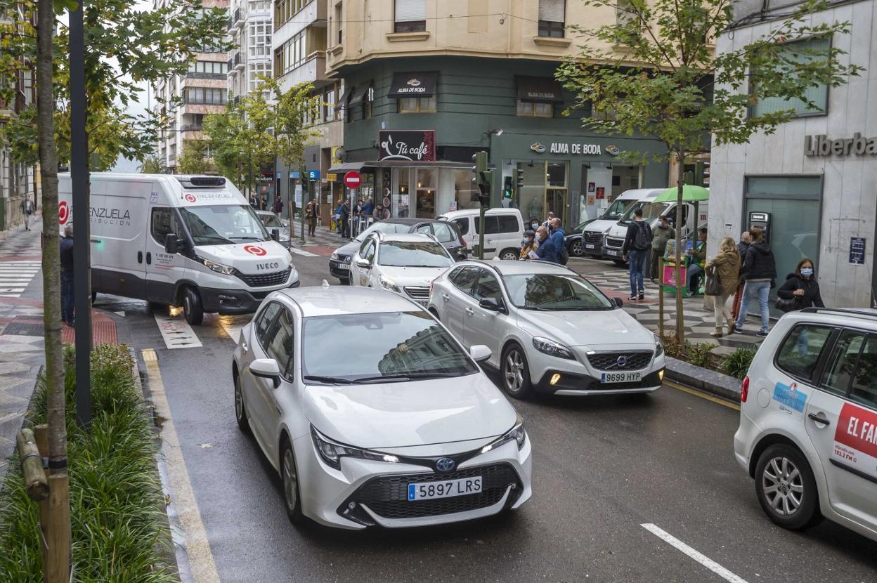 Tráfico en la calle Isabel II, en el centro de Santander. 