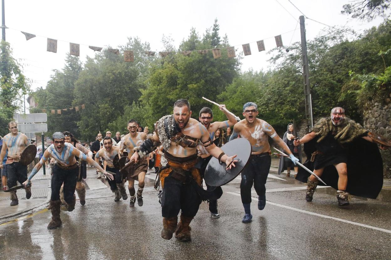Una de las tribus en el desfile pasado por agua del 2019, la última edición en celebrarse hasta la fecha a causa de la pandemia.