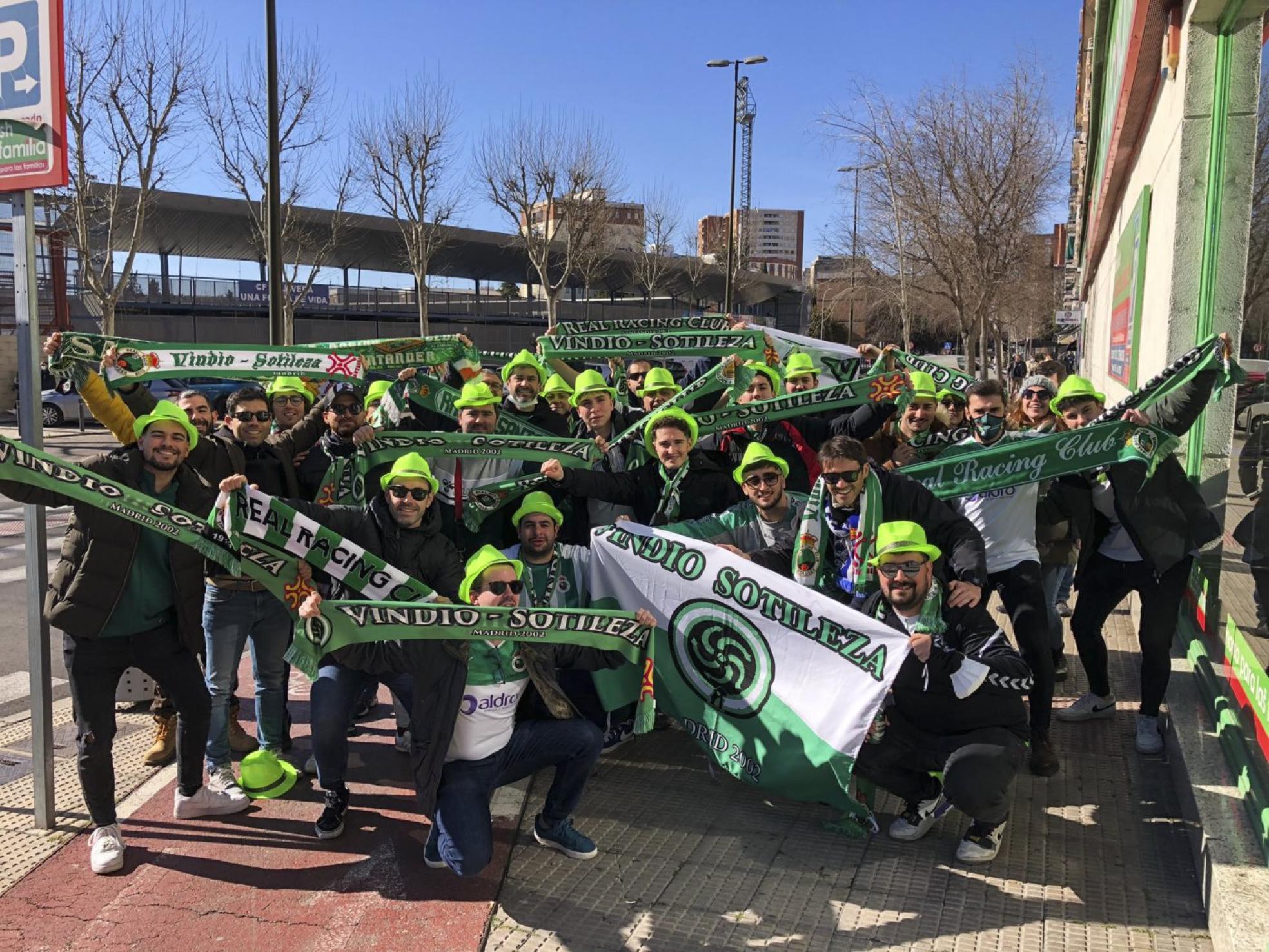 Los miembros de la peña Vindio-Sotileza, de Madrid, dieron color verdiblanco a la jornada en Talavera. 