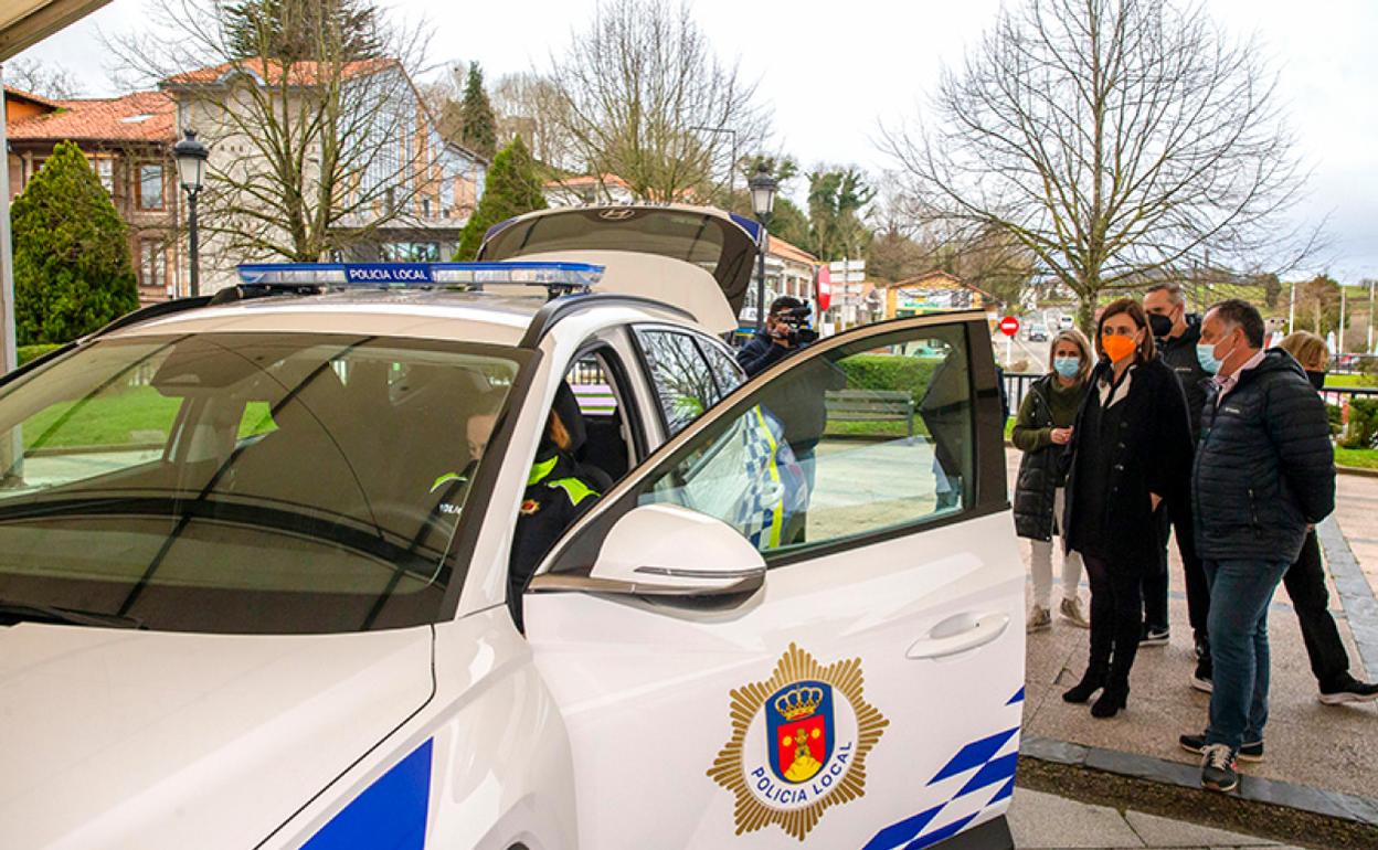 La consejera y el alcalde en el acto de recepción del nuevo vehículo de la Policía Local. 