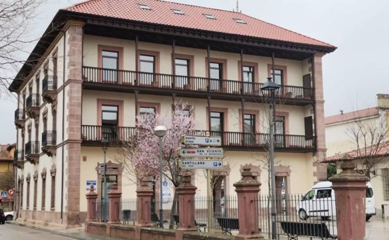 Edificio consistorial de Comillas. 