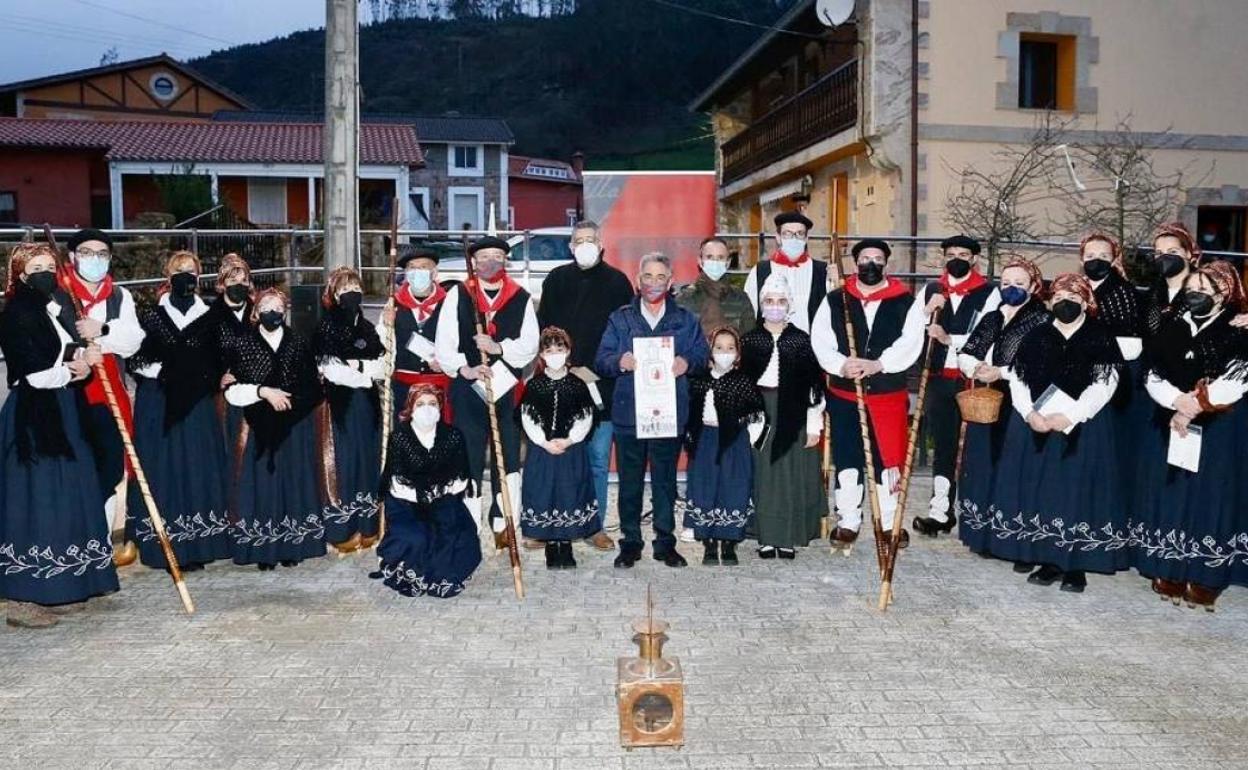 Ronda marcera y autoridades en las Marzas de San Mateo de Buelna.