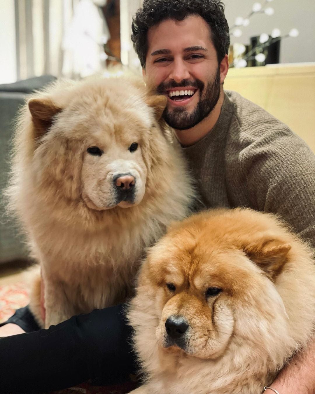 El presentador de televisión y 'youtuber' santanderino confiesa que su evolución al vestir ha sido muy notable y que emplea la moda para expresar quién es. En la imagen, con sus perros Leo y Siro.