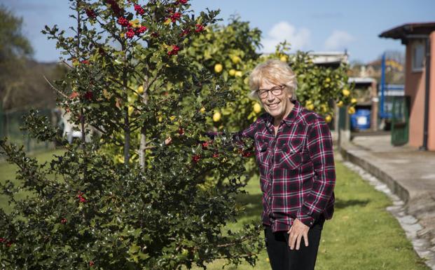 Zuli Benito, junto al acebo del jardín de su casa, en Muriedas.