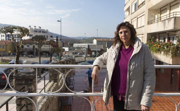 Cecilia Arana, empleada del hogar en paro, en el barrio de El Astillero donde reside.