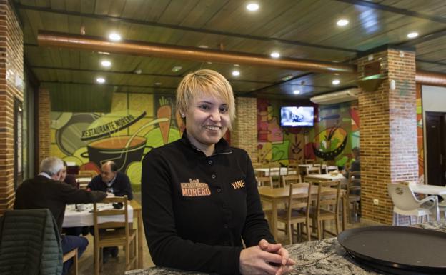 Vanesa Lázaro, propietaria del restaurante Morero, en la barra de su negocio de Guarnizo. 