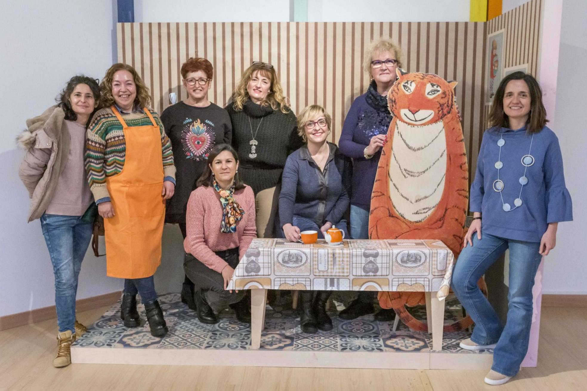 De izqierda a derecha. Charo Jaén, Ana Lilia Saro, Pilar González, María Eugenia Molledo (agachada) Ana Bascuñana, María Santamaría, María del Carmen Bedia y María Diez, en uno de los rincones de la exposición '¡Toc! ¡Toc! 50 años del álbum ilustrado'. 