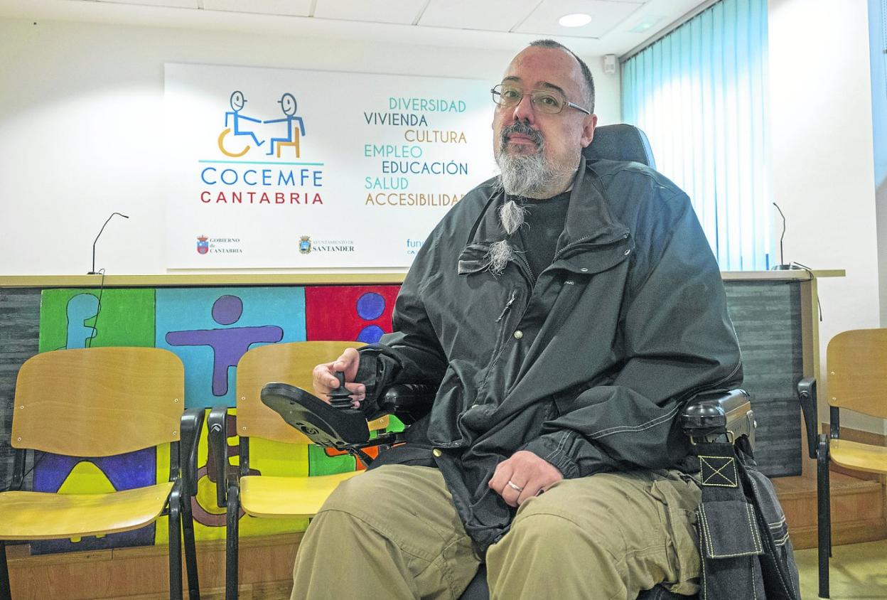 Miguel Ángel Fernández, en la sede de Cocemfe, en Santander. 