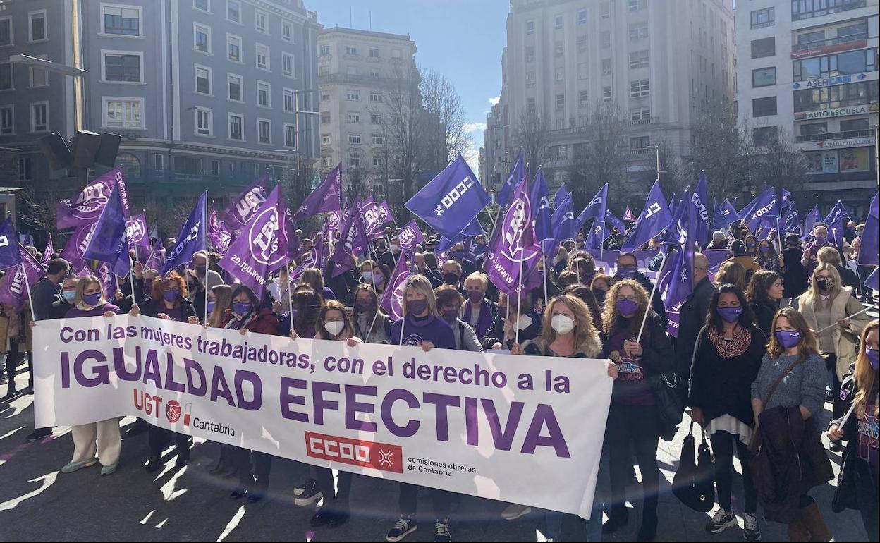 Por una igualdad plena: lema de la concentración de los sindicatos en el Ayuntamiento de Santander