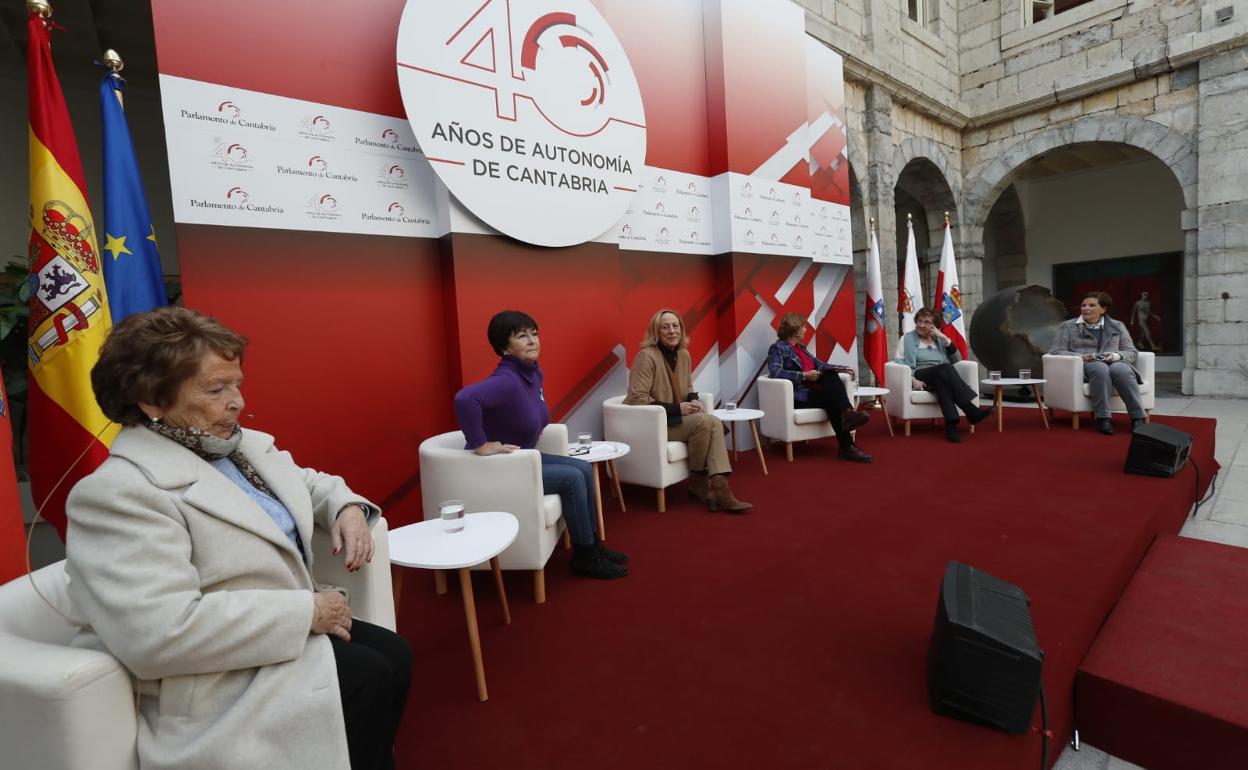 Las cinco mujeres políticas que han participato esta mañana en el acto del Parlamento de Cantabria. 