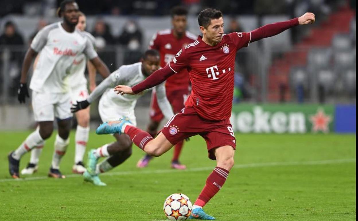 Lewandowski marca de penalti. 