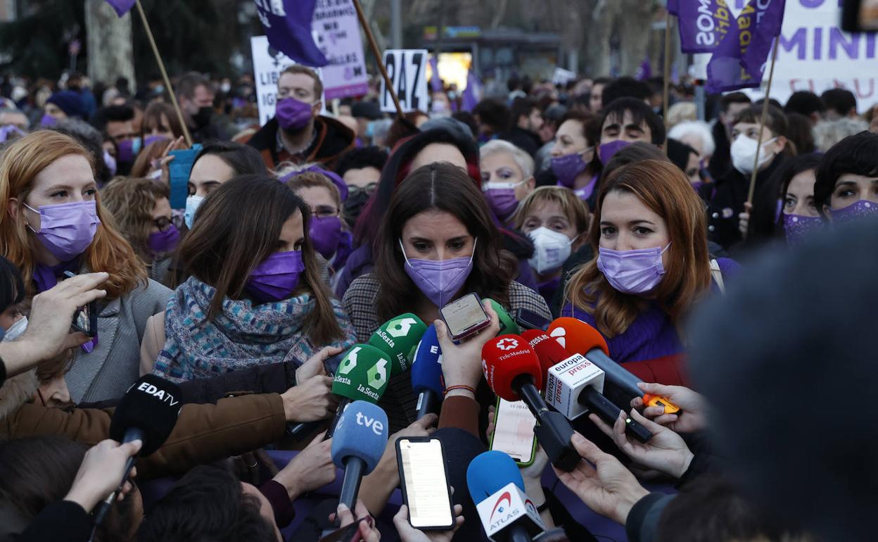 La ministra de Igualdad, Irene Montero, junto a la ministra de Derechos Sociales y Agenda 2030, en la manifestación del Día de la Mujer en Madrid. 