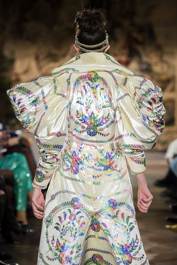 La creadora cántabra celebró su décimo aniversario en la moda con la colección 'Freya', en el calendario 'off' de la Fashion Week de Madrid.