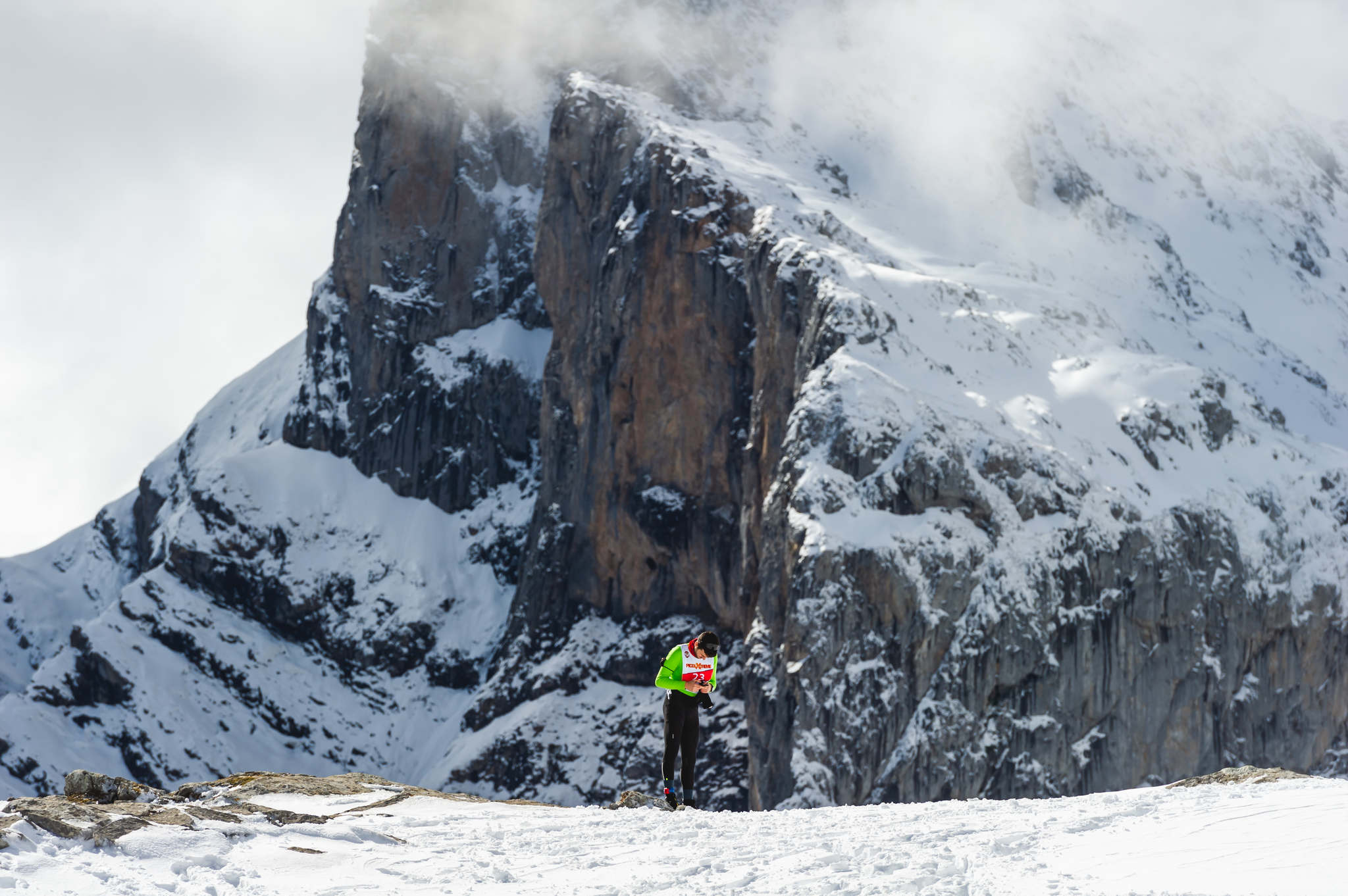 La estación superior del teleférico de Fuente Dé fue el escenario de la VIII edición de la Picos Snow Run, organizada por Picos Xtreme. Un total de 82 participantes corrieron con raquetas de nieve en un circuito de 8,5 kilómetros y 400 metros de desnivel positivo. Lucía Ibáñez y Diego Cotera se coronaron campeones. El ganador de la prueba masculina fue el asturiano Diego Cotera, que cruzó la línea de meta en 0:57:10, tan solo 40 segundos antes que el cántabro Marcos Santiago, quien se alzaría con el cetro cántabro de la especialidad. Javier Peña se subió al tercer cajón con un tiempo de 0:58:33. En la categoría femenina, Lucía Ibáñez revalidó el título de Campeona de Cantabria 2020 ganando con solvencia en un tiempo de 1:04:30. Ana M Pilar Cayón quedó en segundo lugar con un tiempo de 1:16:36, mientras que Asun Ochoa cerraría el pódium con una marca de 1:17:40. Tras las pruebas oficiales se celebró una raquetada nocturna no competitiva en la que participaron más de 300 personas. 