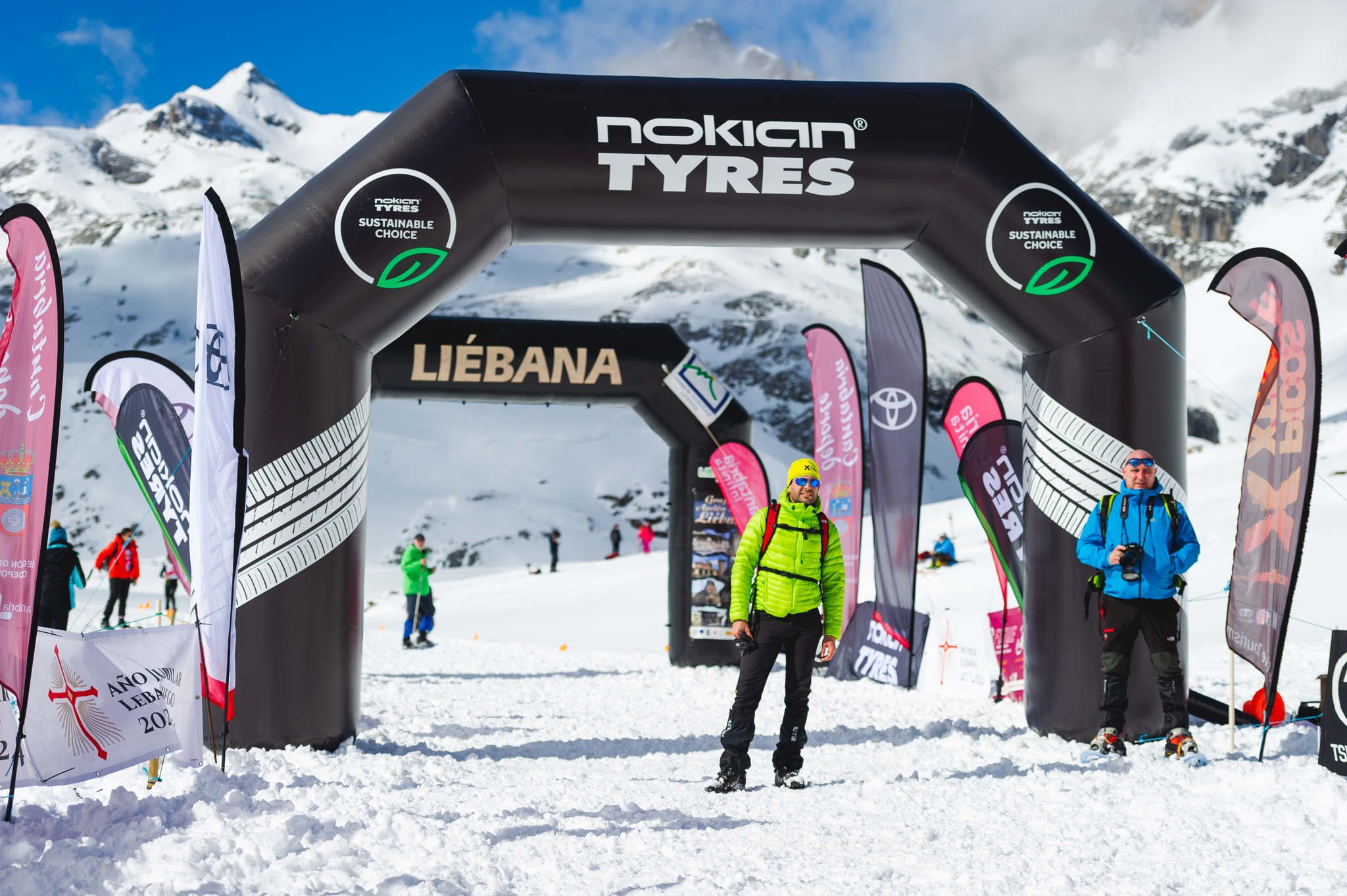 La estación superior del teleférico de Fuente Dé fue el escenario de la VIII edición de la Picos Snow Run, organizada por Picos Xtreme. Un total de 82 participantes corrieron con raquetas de nieve en un circuito de 8,5 kilómetros y 400 metros de desnivel positivo. Lucía Ibáñez y Diego Cotera se coronaron campeones. El ganador de la prueba masculina fue el asturiano Diego Cotera, que cruzó la línea de meta en 0:57:10, tan solo 40 segundos antes que el cántabro Marcos Santiago, quien se alzaría con el cetro cántabro de la especialidad. Javier Peña se subió al tercer cajón con un tiempo de 0:58:33. En la categoría femenina, Lucía Ibáñez revalidó el título de Campeona de Cantabria 2020 ganando con solvencia en un tiempo de 1:04:30. Ana M Pilar Cayón quedó en segundo lugar con un tiempo de 1:16:36, mientras que Asun Ochoa cerraría el pódium con una marca de 1:17:40. Tras las pruebas oficiales se celebró una raquetada nocturna no competitiva en la que participaron más de 300 personas. 