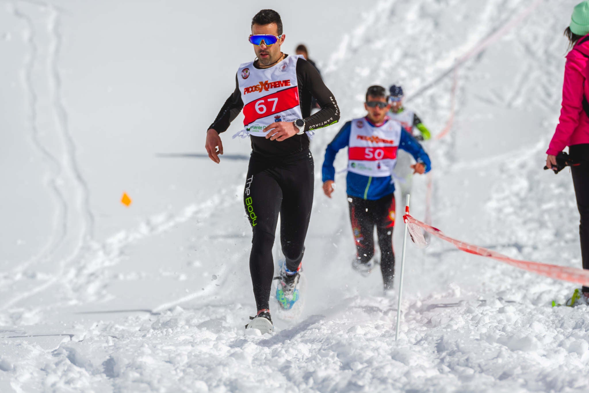 La estación superior del teleférico de Fuente Dé fue el escenario de la VIII edición de la Picos Snow Run, organizada por Picos Xtreme. Un total de 82 participantes corrieron con raquetas de nieve en un circuito de 8,5 kilómetros y 400 metros de desnivel positivo. Lucía Ibáñez y Diego Cotera se coronaron campeones. El ganador de la prueba masculina fue el asturiano Diego Cotera, que cruzó la línea de meta en 0:57:10, tan solo 40 segundos antes que el cántabro Marcos Santiago, quien se alzaría con el cetro cántabro de la especialidad. Javier Peña se subió al tercer cajón con un tiempo de 0:58:33. En la categoría femenina, Lucía Ibáñez revalidó el título de Campeona de Cantabria 2020 ganando con solvencia en un tiempo de 1:04:30. Ana M Pilar Cayón quedó en segundo lugar con un tiempo de 1:16:36, mientras que Asun Ochoa cerraría el pódium con una marca de 1:17:40. Tras las pruebas oficiales se celebró una raquetada nocturna no competitiva en la que participaron más de 300 personas. 