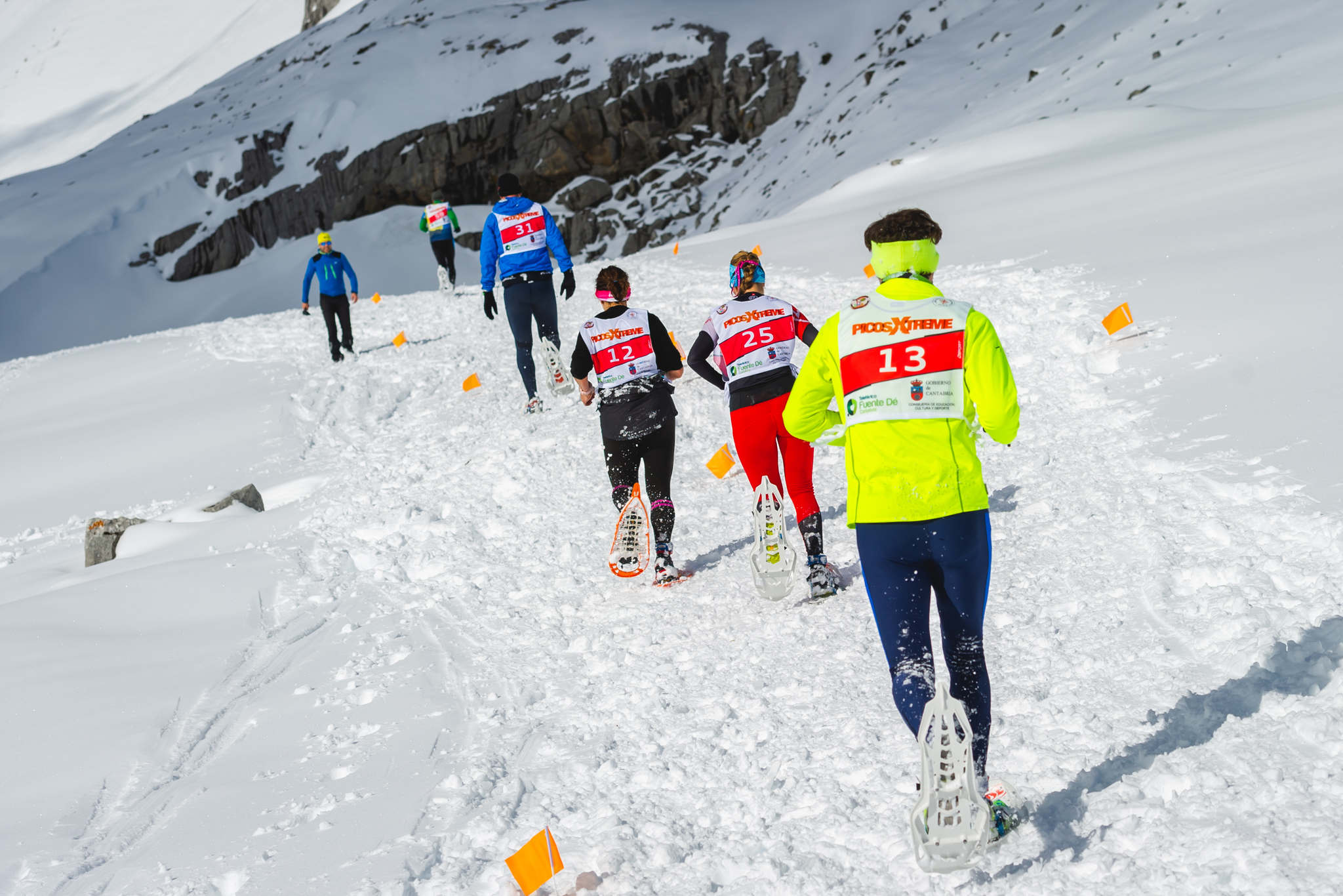 La estación superior del teleférico de Fuente Dé fue el escenario de la VIII edición de la Picos Snow Run, organizada por Picos Xtreme. Un total de 82 participantes corrieron con raquetas de nieve en un circuito de 8,5 kilómetros y 400 metros de desnivel positivo. Lucía Ibáñez y Diego Cotera se coronaron campeones. El ganador de la prueba masculina fue el asturiano Diego Cotera, que cruzó la línea de meta en 0:57:10, tan solo 40 segundos antes que el cántabro Marcos Santiago, quien se alzaría con el cetro cántabro de la especialidad. Javier Peña se subió al tercer cajón con un tiempo de 0:58:33. En la categoría femenina, Lucía Ibáñez revalidó el título de Campeona de Cantabria 2020 ganando con solvencia en un tiempo de 1:04:30. Ana M Pilar Cayón quedó en segundo lugar con un tiempo de 1:16:36, mientras que Asun Ochoa cerraría el pódium con una marca de 1:17:40. Tras las pruebas oficiales se celebró una raquetada nocturna no competitiva en la que participaron más de 300 personas. 