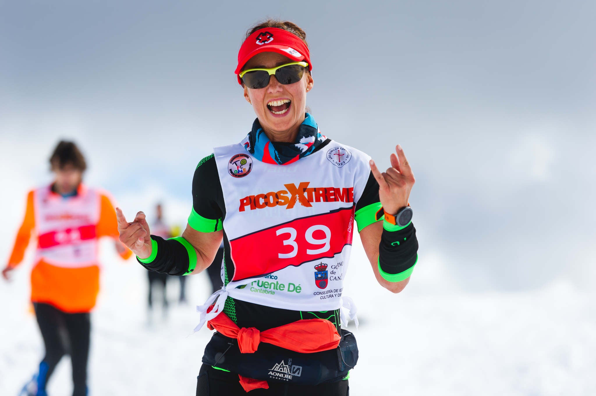 La estación superior del teleférico de Fuente Dé fue el escenario de la VIII edición de la Picos Snow Run, organizada por Picos Xtreme. Un total de 82 participantes corrieron con raquetas de nieve en un circuito de 8,5 kilómetros y 400 metros de desnivel positivo. Lucía Ibáñez y Diego Cotera se coronaron campeones. El ganador de la prueba masculina fue el asturiano Diego Cotera, que cruzó la línea de meta en 0:57:10, tan solo 40 segundos antes que el cántabro Marcos Santiago, quien se alzaría con el cetro cántabro de la especialidad. Javier Peña se subió al tercer cajón con un tiempo de 0:58:33. En la categoría femenina, Lucía Ibáñez revalidó el título de Campeona de Cantabria 2020 ganando con solvencia en un tiempo de 1:04:30. Ana M Pilar Cayón quedó en segundo lugar con un tiempo de 1:16:36, mientras que Asun Ochoa cerraría el pódium con una marca de 1:17:40. Tras las pruebas oficiales se celebró una raquetada nocturna no competitiva en la que participaron más de 300 personas. 