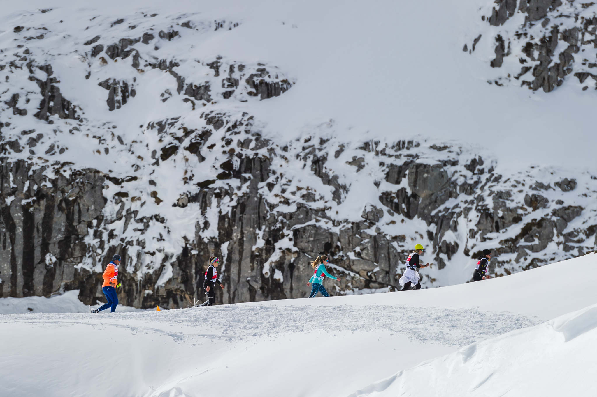 La estación superior del teleférico de Fuente Dé fue el escenario de la VIII edición de la Picos Snow Run, organizada por Picos Xtreme. Un total de 82 participantes corrieron con raquetas de nieve en un circuito de 8,5 kilómetros y 400 metros de desnivel positivo. Lucía Ibáñez y Diego Cotera se coronaron campeones. El ganador de la prueba masculina fue el asturiano Diego Cotera, que cruzó la línea de meta en 0:57:10, tan solo 40 segundos antes que el cántabro Marcos Santiago, quien se alzaría con el cetro cántabro de la especialidad. Javier Peña se subió al tercer cajón con un tiempo de 0:58:33. En la categoría femenina, Lucía Ibáñez revalidó el título de Campeona de Cantabria 2020 ganando con solvencia en un tiempo de 1:04:30. Ana M Pilar Cayón quedó en segundo lugar con un tiempo de 1:16:36, mientras que Asun Ochoa cerraría el pódium con una marca de 1:17:40. Tras las pruebas oficiales se celebró una raquetada nocturna no competitiva en la que participaron más de 300 personas. 